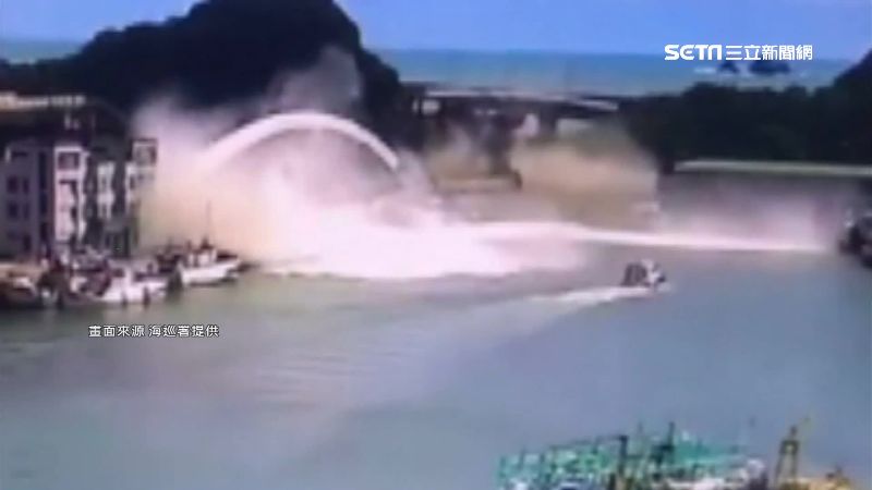 差幾秒就被壓死！護漁快艇躲劫難