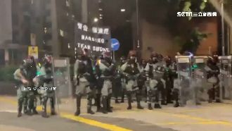 公民擂台小編香港直播　遭警扯面具