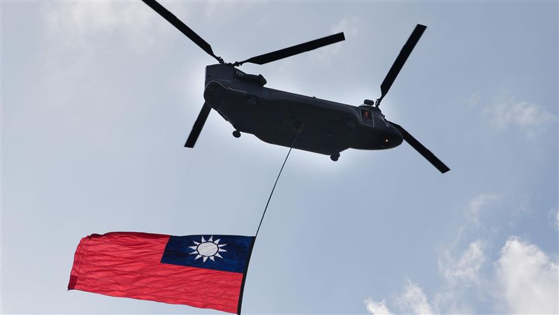 空中兵力首次預演　阿帕契飛越總統府