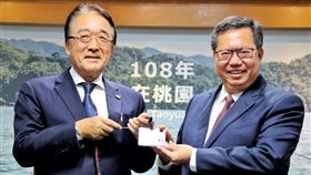 沼田幹夫獲頒桃園榮譽市民證桃園市長鄭文燦（右）2日頒發桃園榮譽市民證及市民卡給日本駐台代表沼田幹夫（左），感謝沼田幹夫在任內5年多來大力推動台日交流，更到訪桃園市14次，是首位將台北以外的城市納入日本城市交流的規劃者。中央社記者吳睿騏桃園攝　108年10月2日