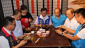 南投茶博會10日登場　林明溱邀民眾品好茶南投世界茶業博覽會將於10日至20日在中興新村舉行，2日舉行宣傳記者會，南投縣長林明溱（中）體驗擂茶，邀民眾到訪茶博會品好茶。中央社記者蕭博陽南投縣攝　108年10月2日