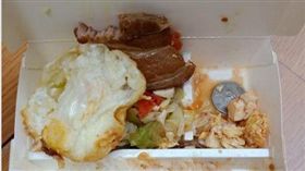 吃便當驚見圓形物！男差點配飯吞下　網全笑翻：恭喜中獎（圖／翻攝自爆怨公社）