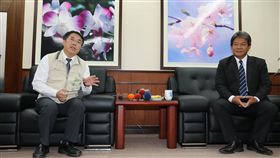 台南市總預算案遭退回　黃偉哲拜會議長郭信良台南市議會程序委員會退回台南市政府109年度總預算案，台南市長黃偉哲（左）2日拜會議長郭信良（右）溝通說明。中央社記者張榮祥台南攝　108年10月2日