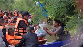 泰國總理將救災物資交給災民泰國東北部陷入近10年來最嚴重水災，泰國總理帕拉育（左）19日前往泰國烏汶府勘災，將救災物資送到災民手中。（泰國總理府提供）中央社記者呂欣憓曼谷傳真 108年10月2日