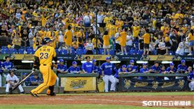 ▲中信兄弟選手彭政閔季賽最後一次在洲際球場出賽。（圖／記者王怡翔攝影）