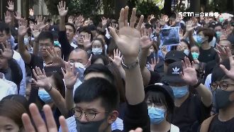 港人快閃嗆警　高舉「這手勢」藏深意