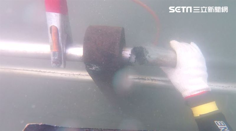 南方澳橋臨時航道搶通　漁船通過安全