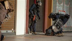 10月1日香港反送中遊行。十月一日，中國國慶歌舞昇平之際，香港本土正上演著激烈的街頭運動，警方制服了一名女示威者，被立即驅逐在場記者，其後把她拖進一旁的大樓。（圖／三立新聞網駐香港記者王志杰攝）