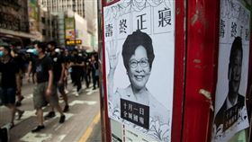 10月1日香港反送中遊行。十月一日，中國國慶歌舞昇平之際，香港本土正上演著激烈的街頭運動，截至下午一時左右，香港各區已出現大量群眾高舉示威標語，沿路均可看到不同的標語及張貼的傳單。（圖／三立新聞網駐香港記者王志杰攝）