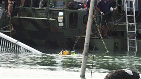 南方澳斷橋阻出入　軍方水下切割闢水道（1）宜蘭縣南方澳跨港大橋崩塌意外，阻斷當地漁港唯一出入口，為了讓港內漁船能儘速恢復進出作業，軍方人員2日戴起頭盔式水下呼吸器，潛入水中進行沉橋護欄切割。中央社記者王鴻國攝　108年10月2日