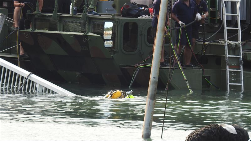 南方澳大橋意外　水中拆解漏夜進行中