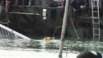 南方澳大橋意外　水中拆解漏夜進行中