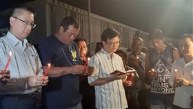 南方澳跨港大橋坍塌　外籍漁工點亮燭光悼亡者宜蘭南方澳跨港大橋斷裂坍塌，已知5名外籍漁工不幸罹難。內政部長徐國勇（左）2日晚間與多名外籍漁工在事故現場點起蠟燭，追悼亡者，場面哀戚。中央社記者沈如峰宜蘭縣攝　108年10月2日