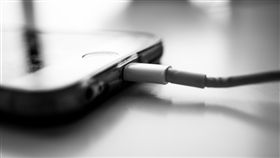 手機　充電
https://www.flickr.com/photos/gauthierdelecroix/33515217394/in/photolist-T4CftL-9HeNJq-59ujde-do9EiZ-7aYRzv-rth958-3Szag-pripqq-Ty8GdW-7wQGtn-SRYfxG-TcZn9h-Saqts7-66PtJg-SRWf2f-oT1PbF-bJiTLg-DvQ