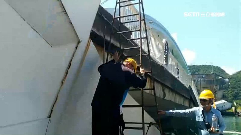 油罐車墜橋起火　加油站員工爬梯救人