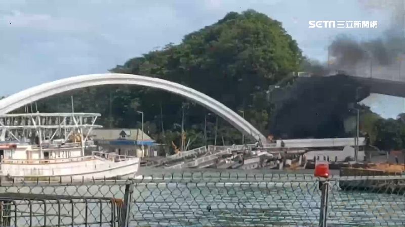 油罐車駕駛獲救　斷橋1分後車陷火海