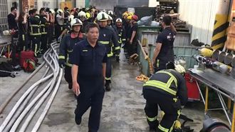 殉職消防員遺體運出　隊友慟敬禮淚送