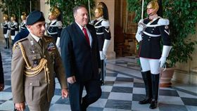 美國國務卿蓬佩奧（前左2）2日首度證實，總統川普和烏克蘭總統澤倫斯基7月通話當時他在場聆聽。（圖取自twitter.com/SecPompeo）