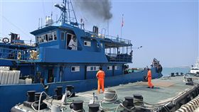 陸船越界逃逸擦撞海巡艇  繳430萬元驅逐出境中國大陸籍漁船「閩獅漁07558號」於8月21日時非法越界捕魚，巡防艇前往查檢時，陸船竟加速蛇行逃逸，過程中發生碰撞，2日繳罰鍰與維修費共新台幣430萬元後，驅逐出境。（新竹海巡隊提供）中央社記者魯鋼駿傳真  108年10月2日