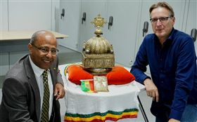 一頂18世紀價值連城的衣索比亞皇冠，隱匿於難民齊拉克（左）自家公寓長達21年後，終於重見天日。（法新社提供）