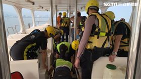 新北市，淡水，渡船頭，老婦，維修孔，受困