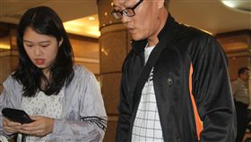 普悠瑪翻覆案開庭宜蘭地院審理普悠瑪翻覆案連2天開準備程序，除傳喚3名被告，另請57名告訴人陳述意見；一名16歲告訴人呂姓女子（左）3日在父親（右）陪同下抵達宜蘭地院報到。中央社記者王朝鈺攝  108年10月3日