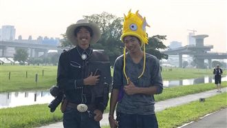 萬人湧入三重　「歪國人」拖皮箱打怪