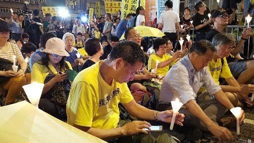 港占中案兩被告出獄　泛民人士迎接
