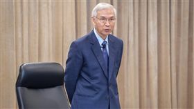 央行利率連13凍中央銀行19日在台北召開第3季理監事聯席會議，央行總裁楊金龍（圖）會後舉行記者會宣布，利率「連13凍」，重貼現率仍為1.375%，至於2019年經濟成長率預測值，則上修至2.4%。中央社記者裴禛攝  108年9月19日