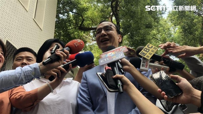 郭台銘加持藍委？　朱立倫高EQ神回