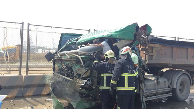 台北港傳砂石車車禍　駕駛夾困車內