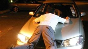 妻酒店偷情！人夫攔截小王「怒趴引擎蓋」…竟被載7公里（圖／翻攝自《中國報》）