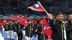 第7屆空手道剛柔會亞太盃錦標賽9月26日到10月1日菲律賓宿霧舉辦，中華隊選手在開幕式上開心揮舞小國旗進場。（國際空手道剛柔會台灣支部提供）