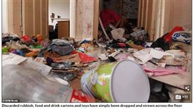 英國《每日郵報》報導，在伯明罕有一名房東將房子租給一位帶著4個孩子的媽媽約5年，在上個月搬離後房東前往查看，一開門映入眼簾的卻是「垃圾屋」，滿坑滿谷的垃圾堆得看不見走道，仔細一看還有廚餘和人類的糞便，房東見景象太過衝擊，嚇到既無語又無奈，跑出屋外瘋狂作嘔。（圖／翻攝自每日郵報）