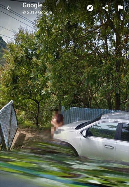 台灣過去也曾發生美尻裸女野外激戰登上Google地圖,網跪讚:感謝街景車。(圖/翻攝自爆廢公社)