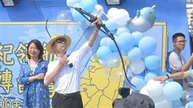 ▲ 高雄市長韓國瑜今日登上渡輪，扮成航海王「魯夫」射出三支穿雲箭。