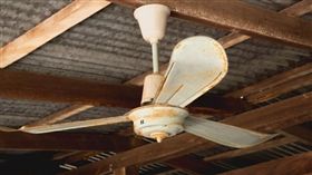  繼父抱6月大女嬰「飛高高」！往上一拋…慘遭鐵風扇割破頭（示意圖／翻攝自idnes.cz）