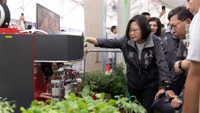 蔡英文赴桃園農博…體驗智慧農業成果