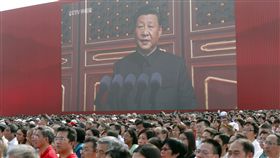 習近平：能夠打敗中共的只有自己 沒有第二人中共黨刊「求是」雜誌2日刊出中共總書記習近平充滿憂患意識的文章，他列舉太平天國、蘇聯等實例，強調「能打敗我們的只有我們自己，沒有第二人」。圖為習近平1日發表「十一講話」，民眾專心聆聽。（中新社提供）中央社 108年10月3日