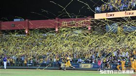 ▲中信兄弟拋下下半季封王彩帶。（資料圖／記者王怡翔攝影）