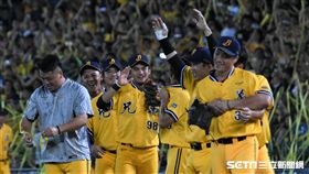 ▲中信兄弟拋下下半季封王彩帶。（資料圖／記者王怡翔攝影）