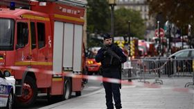 法國巴黎市中心警察總部3日有一名男子揮刀刺殺了4名警察，被其他警察開槍射殺，警察總部大樓一帶拉起了封鎖線。（法新社提供）