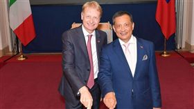 義國會友台協會主席馬蘭參議員（左）出席中華民國國慶酒會，表達對香港局勢的憂心與對台灣的支持。（駐教廷大使館提供）