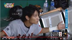 ▲文化大學陳偉濠在場上罵「五字經」被主審警告竟雙手一攤。（圖／翻攝自YouTube）