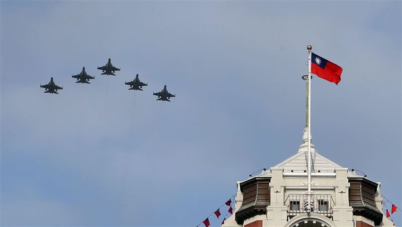 國慶空中預演　多型軍機飛越總統府！