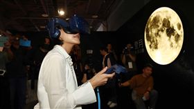 文化部長鄭麗君體驗VR登月（2）2019文化科技國際論壇4日登場，文化部長鄭麗君（圖）3日率先體驗展區內，由台灣藝術家黃心健與美國前衛音樂教母蘿瑞．安德森（Laurie Anderson)合製的VR新作「登月」，感受在太空中飛行的樂趣。中央社記者王騰毅攝  108年10月3日
