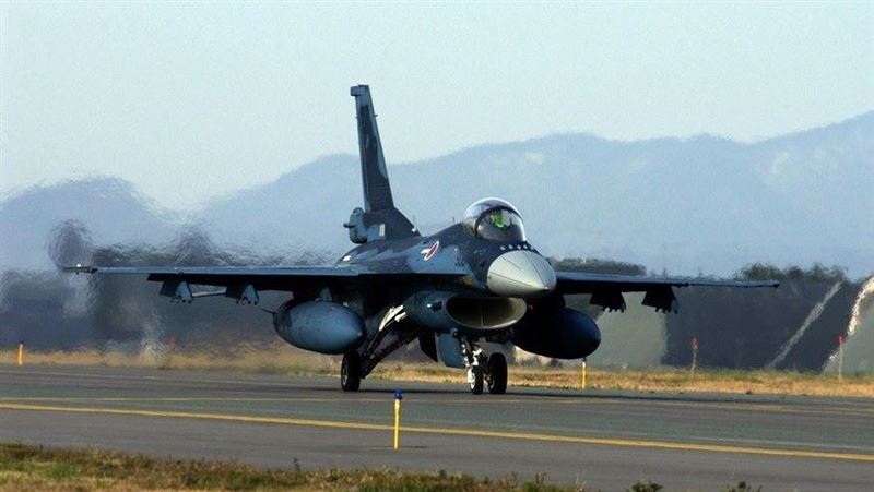 日F-2戰機誤入跑道　重飛平安降落