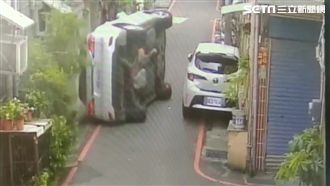 休旅車擦撞側翻　網驚：到底怎麼開的