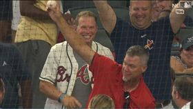▲勇士名人堂三壘手瓊斯（Chipper Jones）觀眾席秀美技。（圖／翻攝自MLB官網）