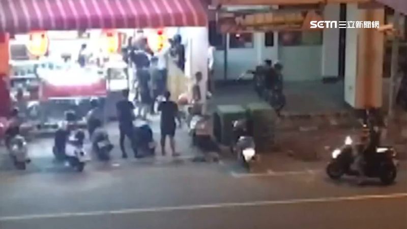 分手情侶談不攏！鮮魚湯店糾眾咆哮